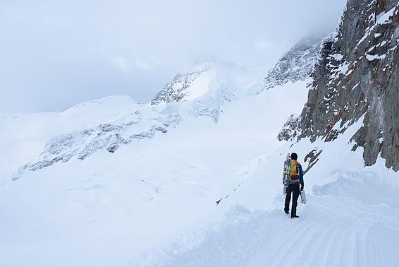 Schneephysiker Lars Mewes vom SLF am Jungfraujoch. (Foto: Lars Mewes / SLF)