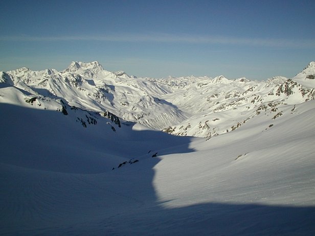 Abb. 40: Blick vom Scalettahorn durchs Vallorgia Richtung Piz Kesch (3417 m). Foto: SLF / T. Wiesinger, 13.6.2001
