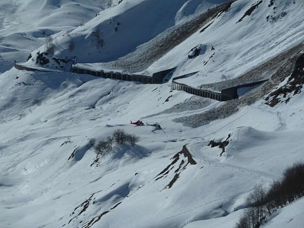 Abb. 17: Eine Gleitschneelawine verschüttete im Südosthang am Calmut-Tschamut (Tujetsch/GR) eine Person, welche den Lawinenabgang nicht überlebte (Foto: N. Levy, 04.03.2013).