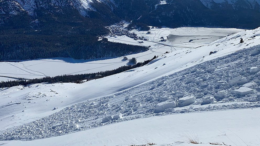 D’abord une situation avalancheuse encore le plus souvent favorable, puis « fort » danger d’avalanche avec de nombreuses avalanches