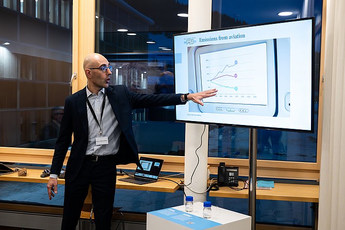 Jeu de mots de l’Institut Paul Scherrer PSI : Marco Rannochiari cherchent Synfuel, le plus vert de tous les carburants synthétiques verts. (Photo : Luzia Schär)