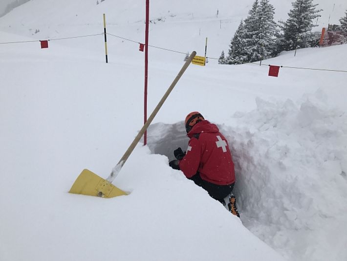 Bei der Schneeprofilaufnahme an der Station 1GD (1950 m, Grindelwald, BE) fanden sich unter ca. 15 cm Neuschnee eine Abfolge von Krusten und weichen Schichten (Foto: D. Balmer, 28.02.2017).