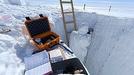 Paula lors du prélèvement d'échantillons. Prise de notes dans le carnet. (Photo : Sergi Gonzàlez-Herrero/SLF)