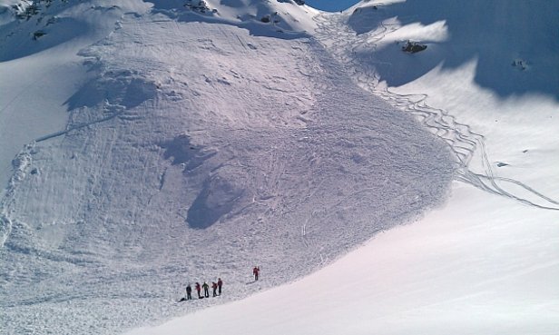 Photo 2: La plupart des accidents mortels d’avalanches de l’hiver se sont produits en mars 2011. Certains de ces accidents étaient graves. La situation avalancheuse est restée délicate pendant longtemps, tout particulièrement en terrain de randonnées peu fréquenté. Des avalanches pouvaient facilement être déclenchées par des personnes comme ici dans le nord de la région du Simplon (VS) sur une pente exposée au nord-ouest à environ 2500 m. Personne n’a été touché par cette avalanche. (Photo: C. Höhener, 06.03.2011)