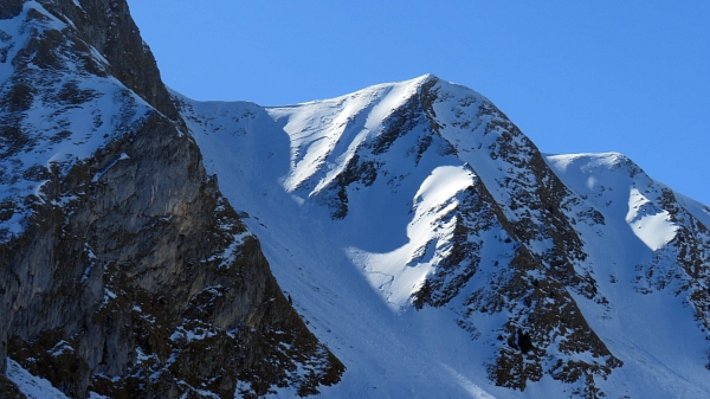 Am Gantrisch (2175 m, Rüeggisberg, BE) wurde am Samstag, 22.04 ein Tourengeher in der Abfahrt von der rechten Schneebrettlawine erfasst, er konnte ausfahren, löste aber daneben ein weiteres Schneebrett aus von dem er mitgerissen aber nicht verschüttet wurde (Exposition Nord, ca. 2100 m; Foto: M. Bucher).