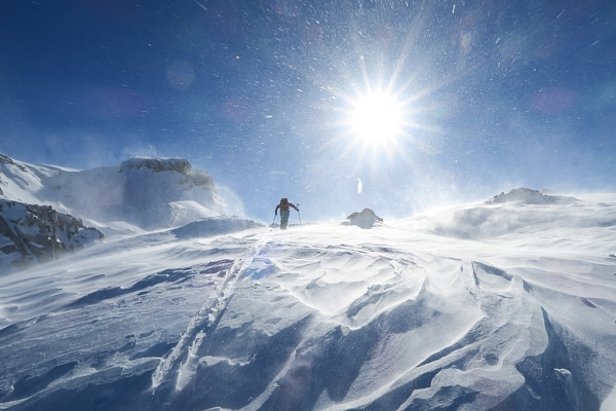 Abb. 3: Strahlendes Sonntagswetter, allerdings mit starkem Föhn und intensiver Schneeverfrachtung auf der Rupperslaui, Muotathal, SZ auf rund 2100 m (Foto: N. Schelbert, 22.01.2017). 