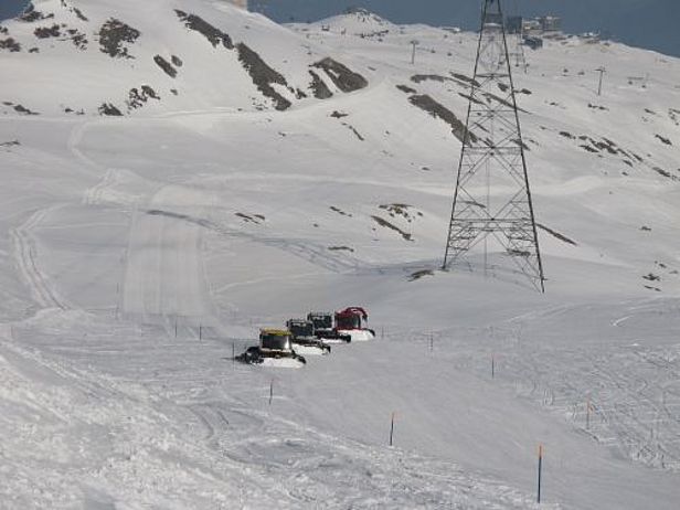 Schneemanagement: Pistenfahrzeuge im Skigebiet Laax.