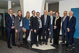 Visiteurs de marque (de gauche à droite) : Christian Rüegg, directeur du PSI, Joël Mesot, président de l'ETH Zurich, Tanja Zimmermann, directrice de l'Empa, Christoph Hegg, Acting Director du WSL, Michael Hengartner, président du Conseil des EPF, Guy Parmelin, conseiller fédéral, Martin Ackermann, directeur de l'Eawag, Martina Hirayama, secrétaire d'Etat à la formation, à la recherche et à l'innovation, Jürg Schweizer, directeur du SLF, Martin Vetterli, président de l'EPFL. (Photo : Luzia Schär)