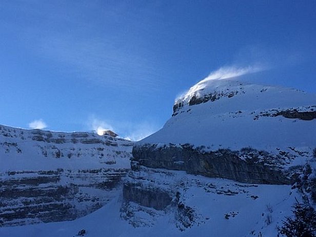 Abb. 3: Mit mässigem Südostwind wurde am Samstag, 25.02. vor allem in Kammlagen der noch lockere Schnee vom Freitag verfrachtet. Chäserrugg (links) und Hinterrugg (rechts), Churfirsten, Toggenburg, SG (Foto: P. Diener, 25.02.2017).