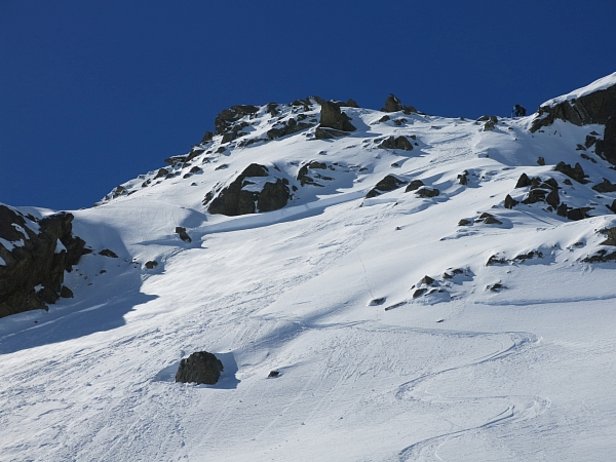 Photo 4: Avalanche de plaque de neige déclenchée par un seul skieur à environ 2900 m au Piz Champatsch (Zernez, GR). La surface de rupture était très vraisemblablement la couche fragile datant déjà de plus d’une semaine et composée de grands cristaux anguleux (photo: SLF/N. Griessinger, 10.05.2017).
