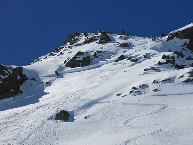 Abb. 4: Von einem einzelnen Skifahrer ausgelöste Schneebrettlawine auf ca. 2900 m am Piz Champatsch (Zernez, GR). Bei der Bruchfläche handelte es sich höchstwahrscheinlich um die bereits mehr als eine Woche alte Schwachschicht aus groben, kantigen Kristallen (Foto: SLF/N. Griessinger, 10.05.2017).