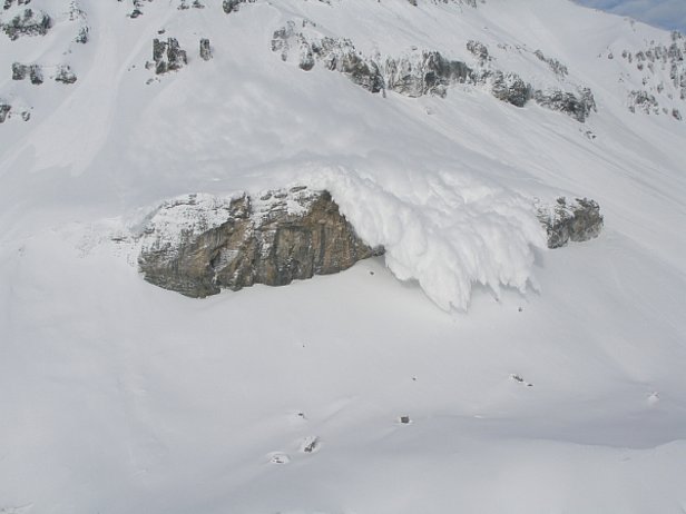 Abb. 26: Wunderschöne Staublawine, gesprengt am Osthang des Mont Bonvin, 2995 m, Crans-Montana, VS. Nebst zahlreichen positiven Sprengresultaten wurden an diesem Tag auch etliche spontane Lawinen und Personenauslösungen registriert (Foto: F. Meyer, 13.03.2008).