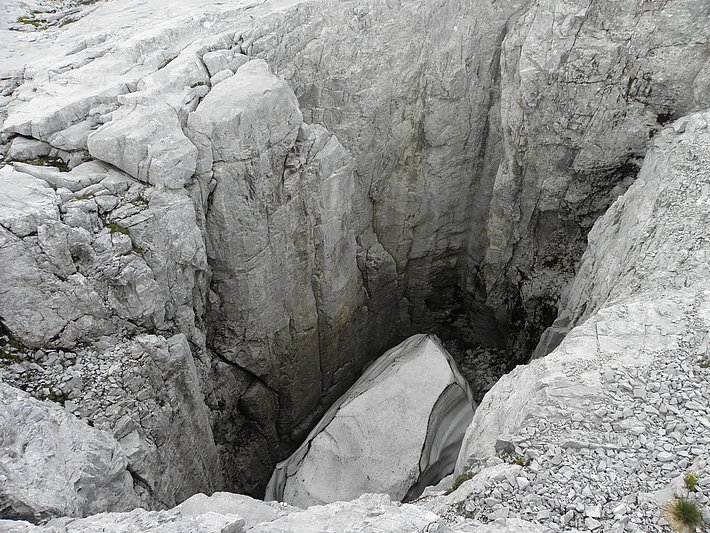Wer sucht der findet... Schneereste im Karst der Sulzfluh auf rund 2400 m (Foto: SLF/Th. Stucki, 05.08.2017).
