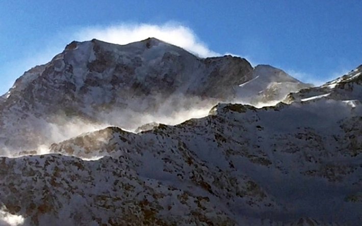 Am vergangenen Mittwoch wurde der lockere Schnee im südlichen Simplon-Gebiet (VS) anhaltend stark windverfrachtet und es bildeten sich teils grosse Triebschneeansammlungen (Foto: S. Lugon-Moulin, 11.01.2017).