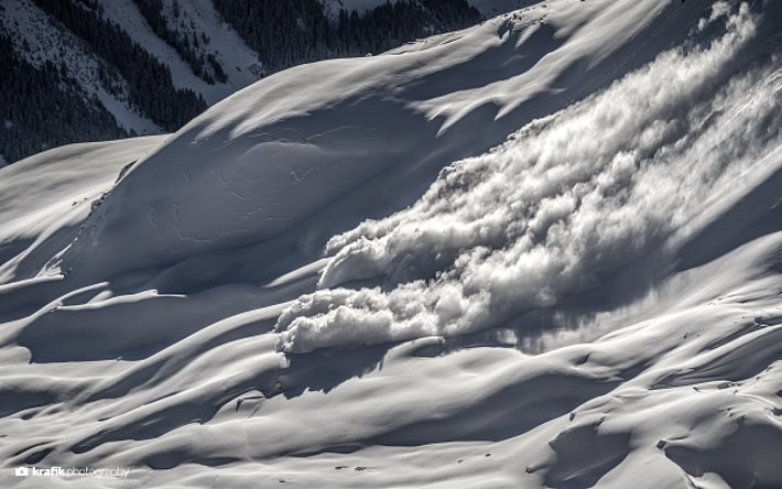 Am Mittwoch, 08.03. war es vorübergehend sonnig. Dieses Fenster wurde intensiv genützt um Lawinen künstlich auszulösen. Diese Lawine in der Nordwestflanke des Jatzhorns (2681 m, Davos, GR) löste seitlich eine Sekundärlawine aus, die zum Zeitpunkt der Aufnahme gerade anriss (Foto: J. Hüchelheim).