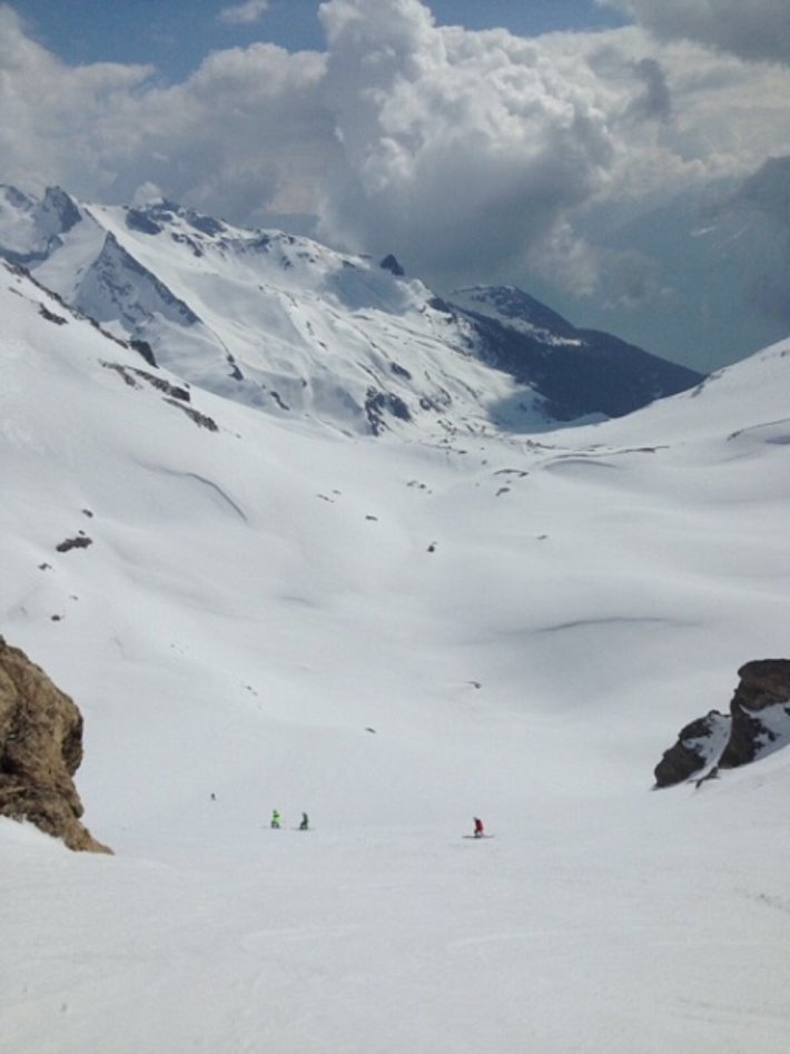 Descente du Sex Mort (2934 m, Randogne, VS) vers l'ouest. Peu de soleil avec des nuages convectoriels (photo: B. Gallera, 04.04.2017).
