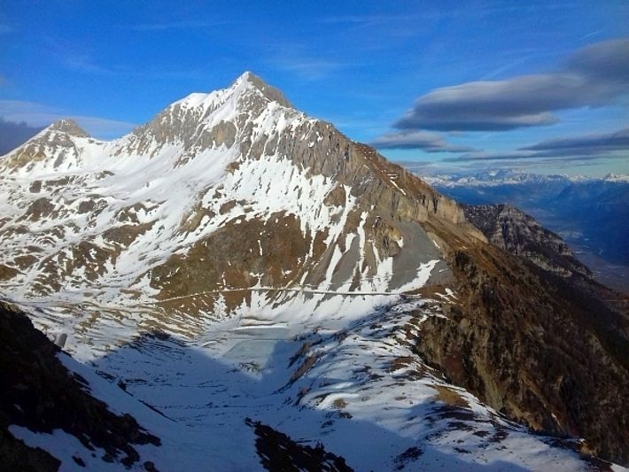 Der Dent de Fully (2778 m) mit dem Grand Chavalard (2899 m) im Wallis. Die Schneeverteilung ist sehr unregelmässig und stark expositionsabhängig (Foto: G. Cheseaux, 26.12.2016).