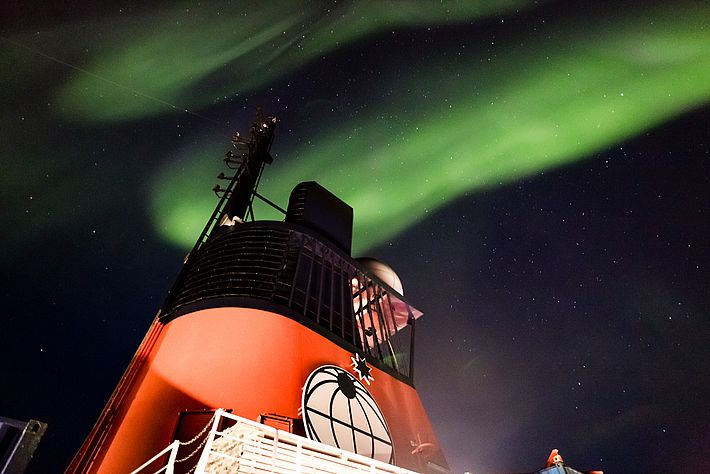 Nordlicht über der "Polarstern" (Foto: AWI / Stefan Hendricks, CC-BY 4.0) 