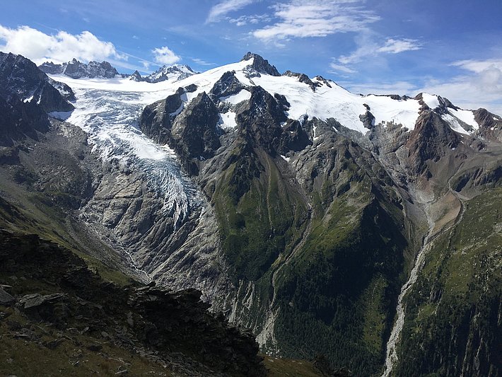 Une photo parlante de la dernière neige et en même temps de la sécheresse et des retrait des glacier. Glacier du Trient et Glacier des Grands, Trient, VS (Photo: J.-L. Lugon, 13.08.2017).