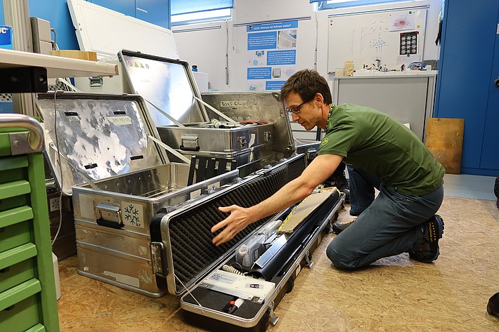 Matthias Jaggi verstaut sie daher hinter einer dicken Lage aus Schaumstoff. (Foto: Jochen Bettzieche / SLF)