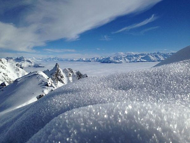 Photo 17: Dans la région d’Emosson, un important givre de surface scintille à l’avant-plan. Il formait un substrat très défavorable pour les chutes de neige du dimanche 25 janvier. La mer de brouillard à l’arrière-plan s’étendait jusqu’aux alentours de 2000 m d’altitude (photo: J.-L. Lugon, 23.01.2015).