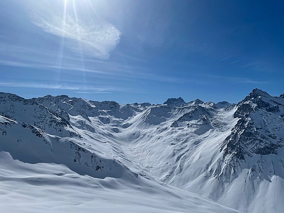 Closed snow cover in the Chüealp valley near Davos (Photo: Yves Bühler / SLF)