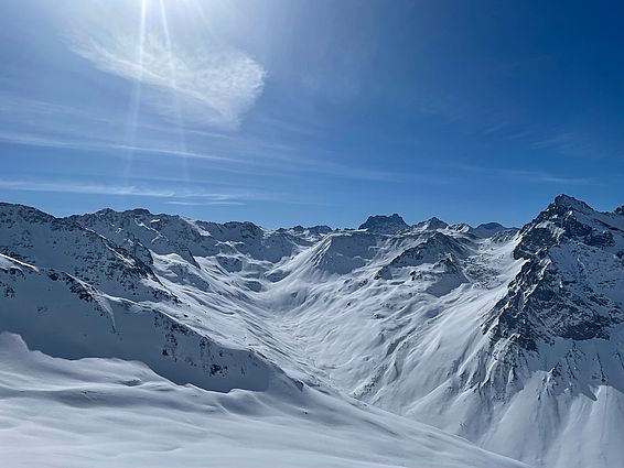  Geschlossene Schneedecke im Chüealptal bei Davos (Foto: Yves Bühler / SLF)