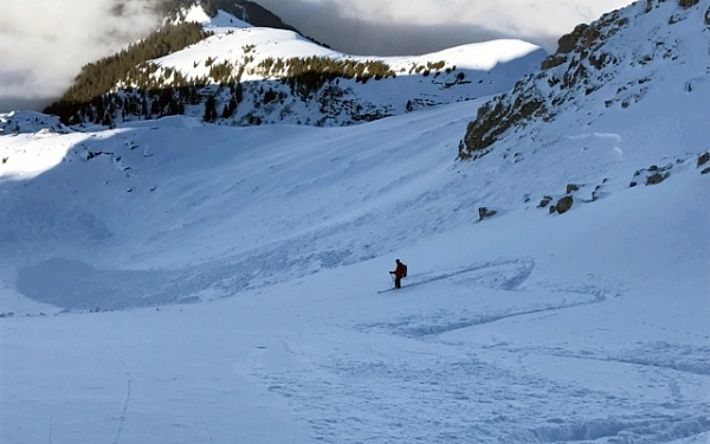Diese Lawine wurde durch Wintersportler in der Abfahrt vom Gamidaurspitz (auf 2250 m, Nordhang, Vilters-Wangs, SG) fernausgelöst. Es handelte sich um einen Bruch im schwachen Altschnee (Foto: Th. Good, 03.02.2017).
