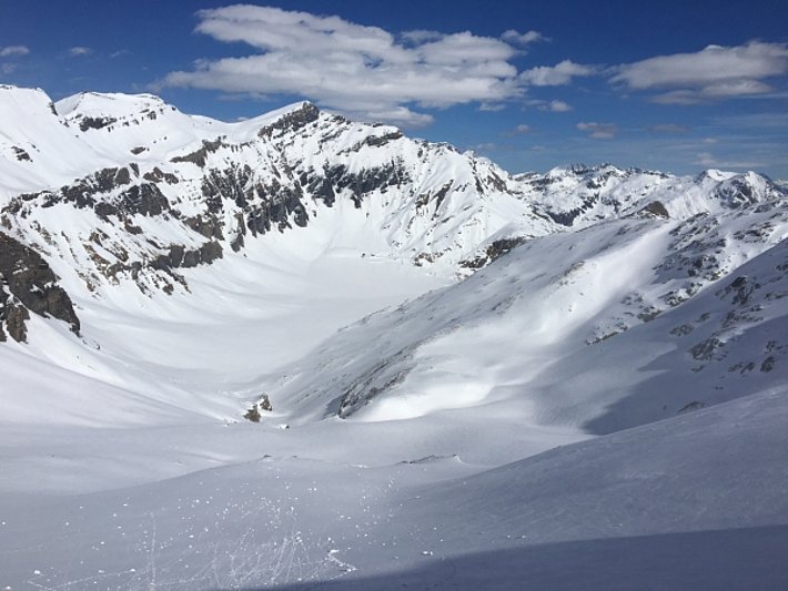 La Pointe de la Finive (2837 m) et devant le Lac du Vieux Emosson, recouvert du neige, vue du Col des Corbeaux (2602 m, Finhaut, VS; photo: J.-L. Lugon, 27.02.2017).