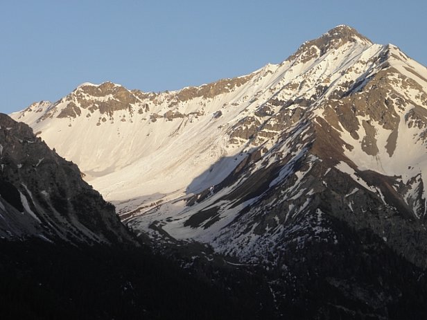 Abb. 25: Mit den markanten Erwärmungen im März, Mai und Juni wurden auch Nordhänge in immer höheren Lagen durchfeuchtet. Damit lösten sich in den Gebieten mit schwachem Schneedeckenfundament an Nordhängen nochmals teilweise beachtliche Lawinen in der bodennahen Schwachschicht. Die Lawinenaktivität war aber kleiner als erwartet. Diese Lawinen am Lenzer Horn, Lenzerheide, GR (2906 m) lösten sich am Abend des 23. Mai. (Foto: SLF/Th. Stucki).