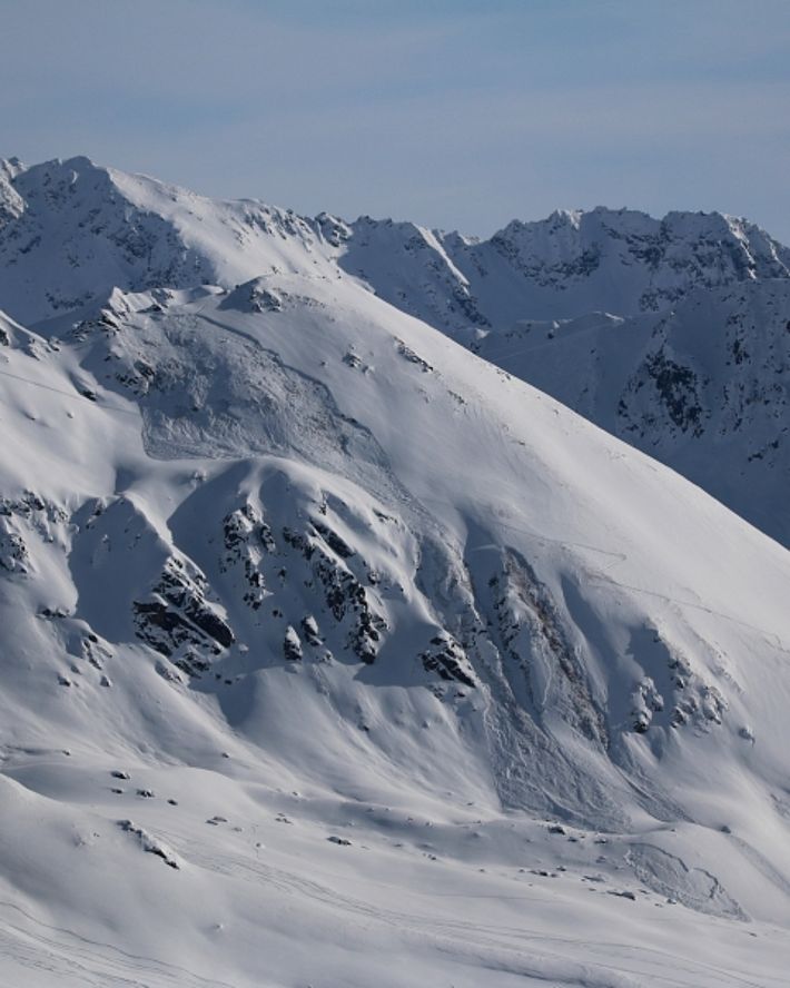 Diese Schneebrettlawine in der Nordwestflanke des Tällihorns (2683 m, Davos, GR) wurde am Sonntag, 12.02. von einer Tourengruppe im Aufstieg ausgelöst. Mit einer Anrissbreite von ca. 80 m und einer Länge von über 300 m handelt es sich um eine mittelgrosse Lawine. Es wurde niemand erfasst. Typisch für die Schneedeckensituation im Gebiet wurde die gesamte Schneedecke ausgeräumt (Foto: V. Meier).