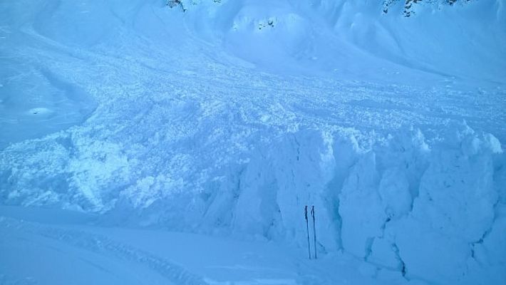 Grosse Ablagerungen der Lawine im Val Cavagnolo, Bedretto, TI auf rund 2200 m, die zumindest im unteren Bereich feuchten Schnee mitgerissen hat, vgl. auch Abb. 1 im Bericht (Foto: G. Cavallero, 30.11.2016).