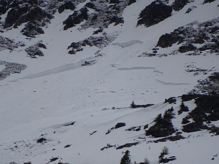 Anriss einer spontane Lawine am Piz Mezdi (Scuol, GR), die bis in bodennahe Schichten anriss, an einem Nordhang auf rund 2500 m (Foto: A. Cuonz, 19.05.2017).