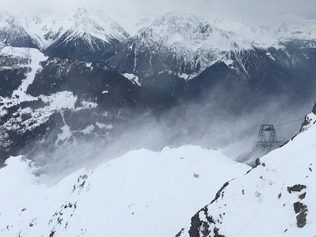 Photo 4: Les Attelas, Verbier, VS, le 21 novembre: A haute altitude, un vent fort à tempétueux de secteur sud-ouest a transporté la neige meuble proche de la surface (photo: R. Troillet).