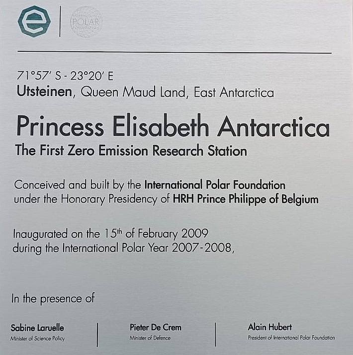 Gedenktafel für die Princess Elisabeth Antarctica Forschungsstation in Utsteinen, Ostantarktis, erste emissionsfreie Forschungsstation, eröffnet am 15. Februar 2009, unter der Schirmherrschaft von Prinz Philippe von Belgien.