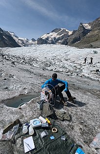 Filtration von Schmelzwasser auf dem Morteratschgletscher. Photo: Benedikt Gruntz (WSL)