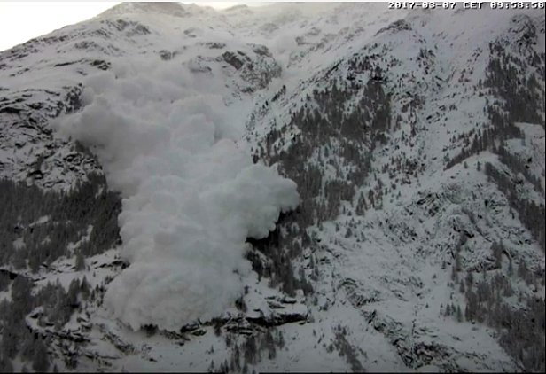 Abb. 11: Künstliche Lawinenauslösung bei Täsch im Mattertal (VS) am Morgen des Dienstages, 07.03. zur Sicherung der Zufahrtsstrasse nach Zermatt. Die Lawine ist bis in den schwachen Altschnee gebrochen. Film Sturzbahn, Film Strasse (Foto/Filme: Geopraevent AG).