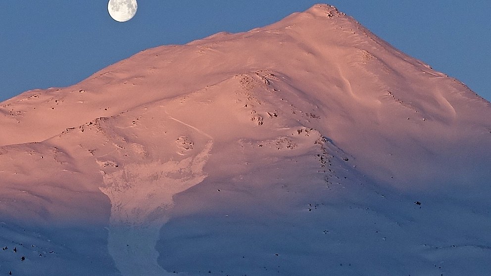 Conditions hivernales à Pâques avec dans certaines régions beaucoup de neige fraîche et fort danger d’avalanche, beaucoup d’accidents d’avalanche, puis de plus en plus d’avalanches de neige mouillée