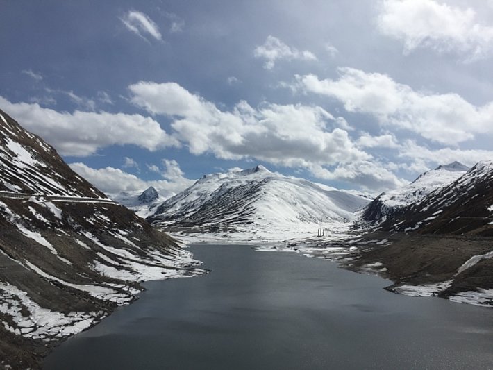 Wenig Schnee am Lukmanierpass (1916 m, Medel, GR). Im Norden schneite es zum Teil intensiv, gegen Süden (in Blickrichtung) gab es in der letzten Berichtperiode kaum Niederschlag, es war sonnig aufgelockert (Foto: SLF/R. Scandroglio, 17.04.2017).