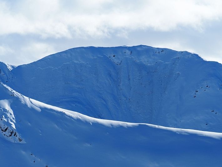Die gesamte Nordostflanke des Geissweidengrats (2532 m, Davos, GR) entlud sich während des Neuschneefalls spontan (Foto: SLF/B. Zweifel, 01.02.2017).
