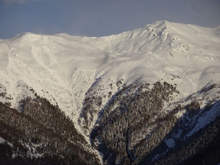 In kammnahen Bereichen des Gebietes zwischen dem Ochsehorn (2911 m) und dem Gibidumpass (2200 m, Visperterminen, VS), lösten sich grossflächige, spontane Schneebrettlawinen (Foto: R. Kernen, 04.03.2017).