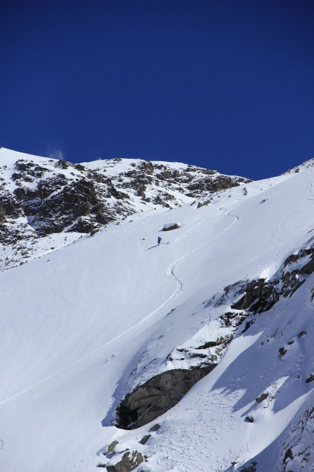 Abb. 12: Lawinenauslösung durch einen einzelnen Skifahrer an einem Westhang auf rund 2600 m unterhalb des Munt Arlas (Silvaplana, GR). Zuvor hatte bereits eine Person den Hang befahren. Die relativ dünne Schneedecke hatte eine schwache Basis, welche nur wenig überlagert und daher störanfällig war. Die Lawinenauslösung verlief glimpflich (Foto: C. Büsser, 10.03.2017).