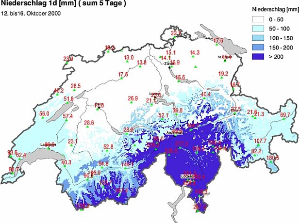 Abb. 1: Niederschlagssumme über 5 Tage vom 12. bis 16.10.2000, gemessen an ANETZ Stationen der SMA-MeteoSchweiz. Die grössten Regenmengen wurden am Alpenhauptkamm vom Gr. Sankt Bernhard bis zum Berninapass und südlich davon gemessen. Das absolute Maximum lag im Bereich Robiei (526.6 mm) – Simplon – Gondo. Die Schneefallgrenze lag während des Niederschlagsereignisses zuerst bei 2000 m, später bei 3000 m, so dass viel Schnee wieder abschmolz.