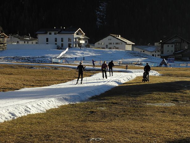 Abb. 16: Kein (Natur-)Schnee bis Ende Dezember ist in Davos (1560 m, GR) seit Messbeginn vor über 100 Jahren noch nie vorgekommen (Foto: SLF/Th. Stucki, 26.12.2015).