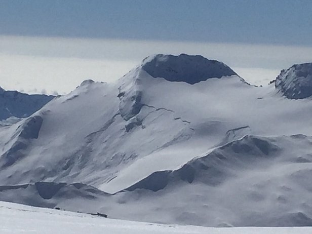 Abb. 7: Mittlere und kleine Schneebrettlawinen an der vergletscherten Nordflanke des Seewjinenhorns (3205 m, Saas Almagell, VS). Die Lawinen gingen vermutlich in der Nacht auf Sonntag, 26.03. spontan ab. Auch diese Lawinen haben tiefere Schichten der Schneedecke mitgerissen (Foto: G. Voide, 27.03.2016)