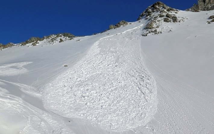Auch bei kurzen Abstechern abseits der gesicherten Pisten konnte man die Lawinengefahr nicht ausser Acht lassen. Diese Lawine wurde im Bereich der Ablagerung fernausgelöst (Hauptertälli, Davos, GR; Foto: P. Müller: 09.01.2017).
