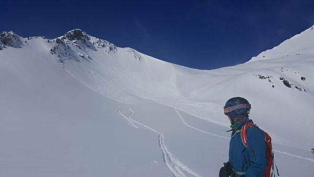 Abb. 6: Diese Schneebrettlawine an einem Nordhang auf 2880 m bei der Schwarzhornfurgga (Davos, GR) wurde fernausgelöst. Als „Schneebrett“ dienten die Triebschneeansammlungen der letzten Tage (Foto: SLF/R. Kenner, 02.05.2017).