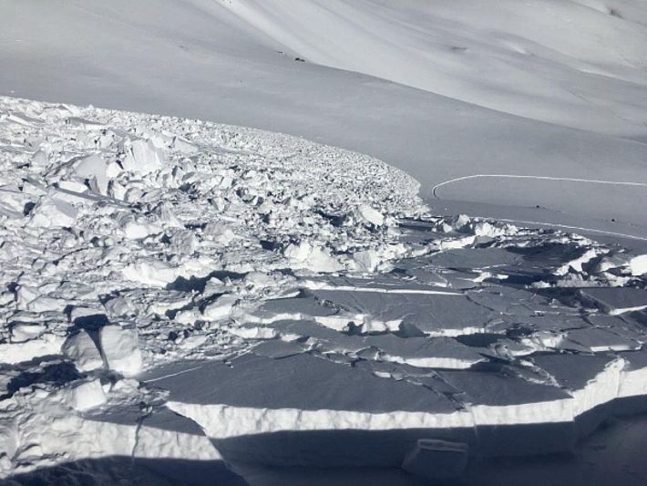 Diese Lawine am Osthang des Schafgrind (auf 2520 m, Davos, GR) wurde aus der Ferne im Aufstieg ausgelöst. Sie riss kammnah an, und glitt in kompakten Schollen ab (Foto: Th. Heldstab, 21.01.2017).