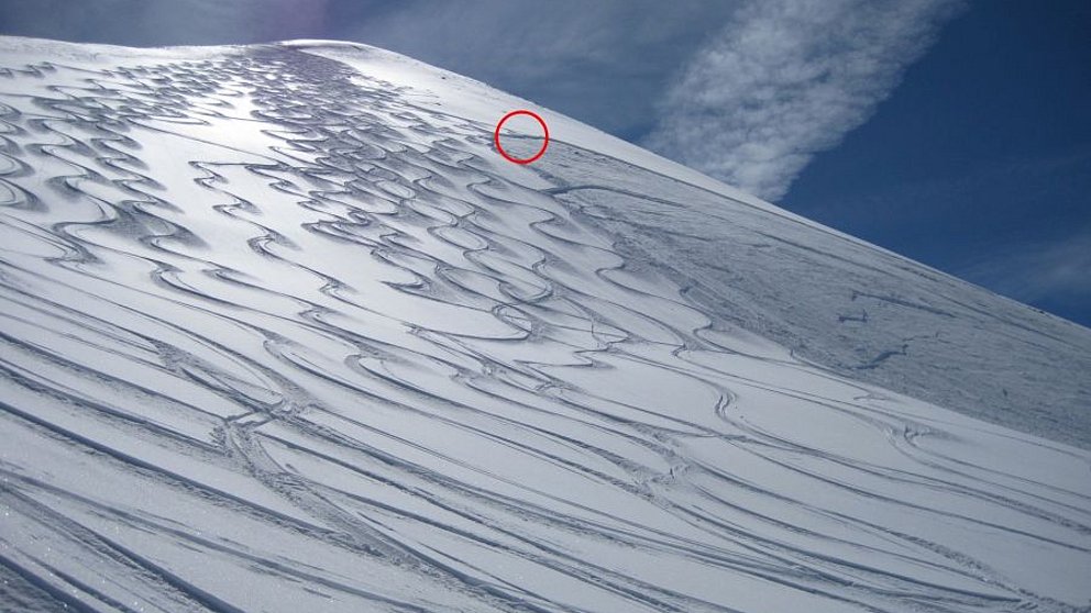 Persistance d’un temps hivernal, temporairement ensoleillé et neige poudreuse, lente diminution seulement du danger d’avalanche. Mais que nous réservent les jours de Pâques?