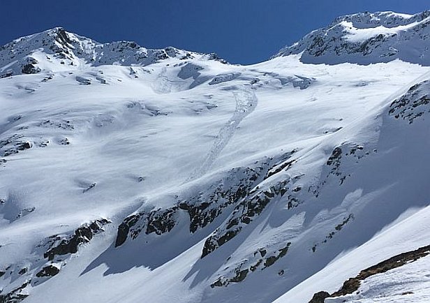 Abb. 4: Zwei Tourenfahrer lösten in der Abfahrt vom Mont Mort (Grosser St. Bernhard, VS) zwei Lawinen aus. Von der zweiten Lawine wurden sie vermutlich erfasst, blieben aber unversehrt. Nordhang auf 2600 m (Foto: A.-M. Maillard, 03.04.2017).